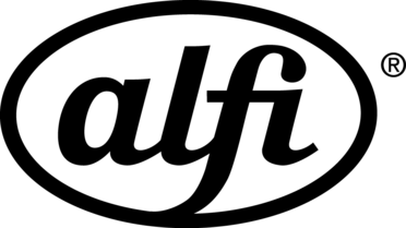 Eine Person sitzt im Schneidersitz auf dem Boden und meditiert, die Hände ruhen auf den Knien. Auf ihrer Brust erscheint eine Herzform, die Frieden, Achtsamkeit oder Selbstliebe symbolisiert. Die Illustration ist einfach und minimalistisch.
