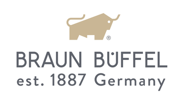 Braun Büffel Logo mit einem stilisierten beigen Büffel über dem Text BRAUN BÜFFEL est. 1887 Germany in grauen Großbuchstaben, auf weißem Hintergrund.