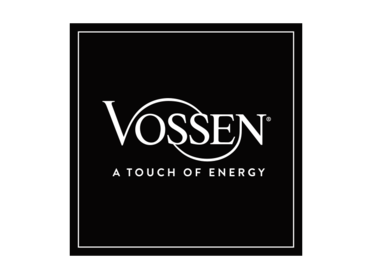 Schwarzes quadratisches Logo mit dem Wort VOSSEN in großen, weißen Großbuchstaben. Darunter steht in kleinerer weißer Schrift A TOUCH OF ENERGY. Ein dünner weißer Rand umrahmt den schwarzen Hintergrund.